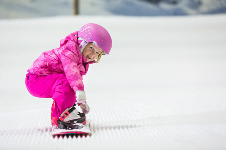 Jazda na snowboardzie powinna sprawiać dzieciom przyjemność. Dlatego tym ważniejsze jest, aby na stok wyruszyły z wygodnym sprzętem, który można szybko dopasować