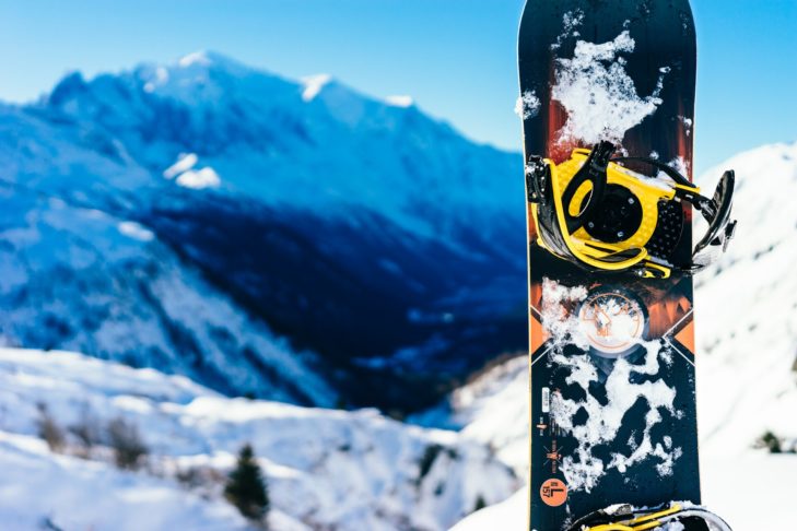 Snowboardziści, którzy chcą dobrze bawić się na stoku ze swoją deską zimą, potrzebują odpowiednich wiązań snowboardowych, a także deski i butów