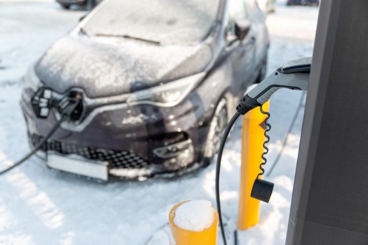 Jazda samochodami elektrycznymi zimą nie jest już problemem dzięki rozbudowie infrastruktury ładowania