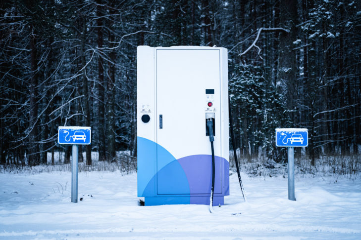 Akumulatory samochodów elektrycznych powinny być zawsze wystarczająco naładowane zimą, ponieważ zimno zmniejsza zasięg, a ogrzewanie wnętrza, na przykład, zużywa dodatkową energię elektryczną