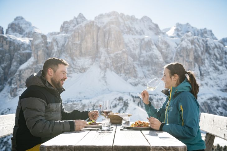 Zatrzymując się w schroniskach narciarskich w Południowym Tyrolu, narciarze mogą skosztować lokalnych specjałów kulinarnych, takich jak knedle ze speckiem, "Schutzkrapfen" czy strudel jabłkowy